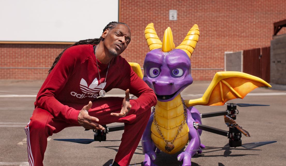 ‘Activision’ – Drone de Spyro em tamanho real, entrega cópia para Snoop Dogg de Spyro Reignited Trilogy